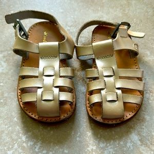 Size 4 EUC freshly picked unisex sandals